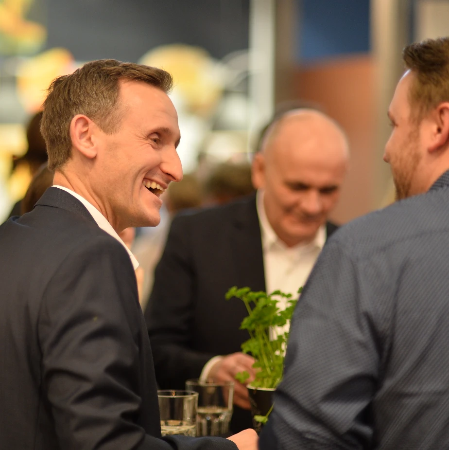 Menschen im Gespräch auf einer Messe