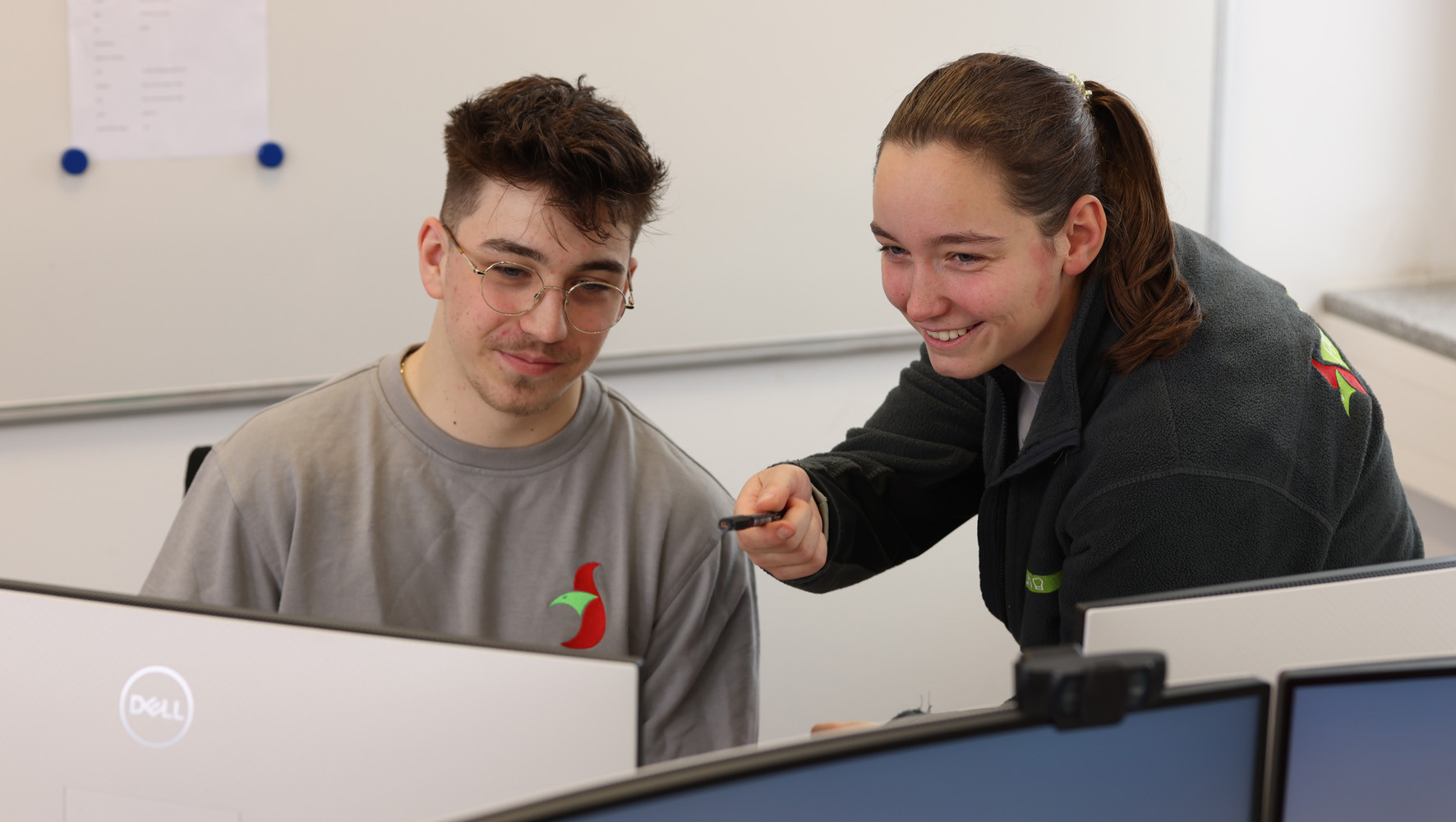 Zwei Auszubildende arbeiten gemeinsam am Computer
