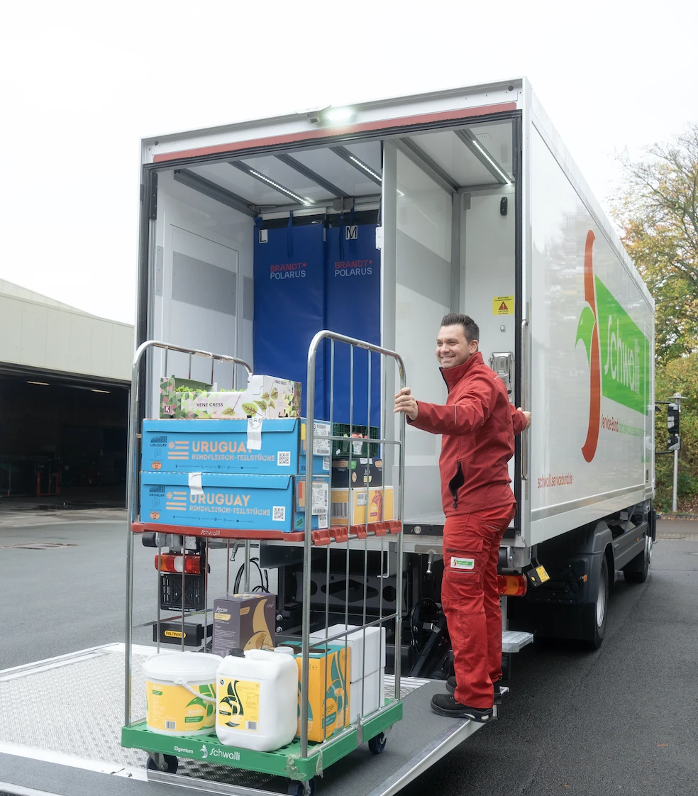 Mitarbeiter steht vor LKW