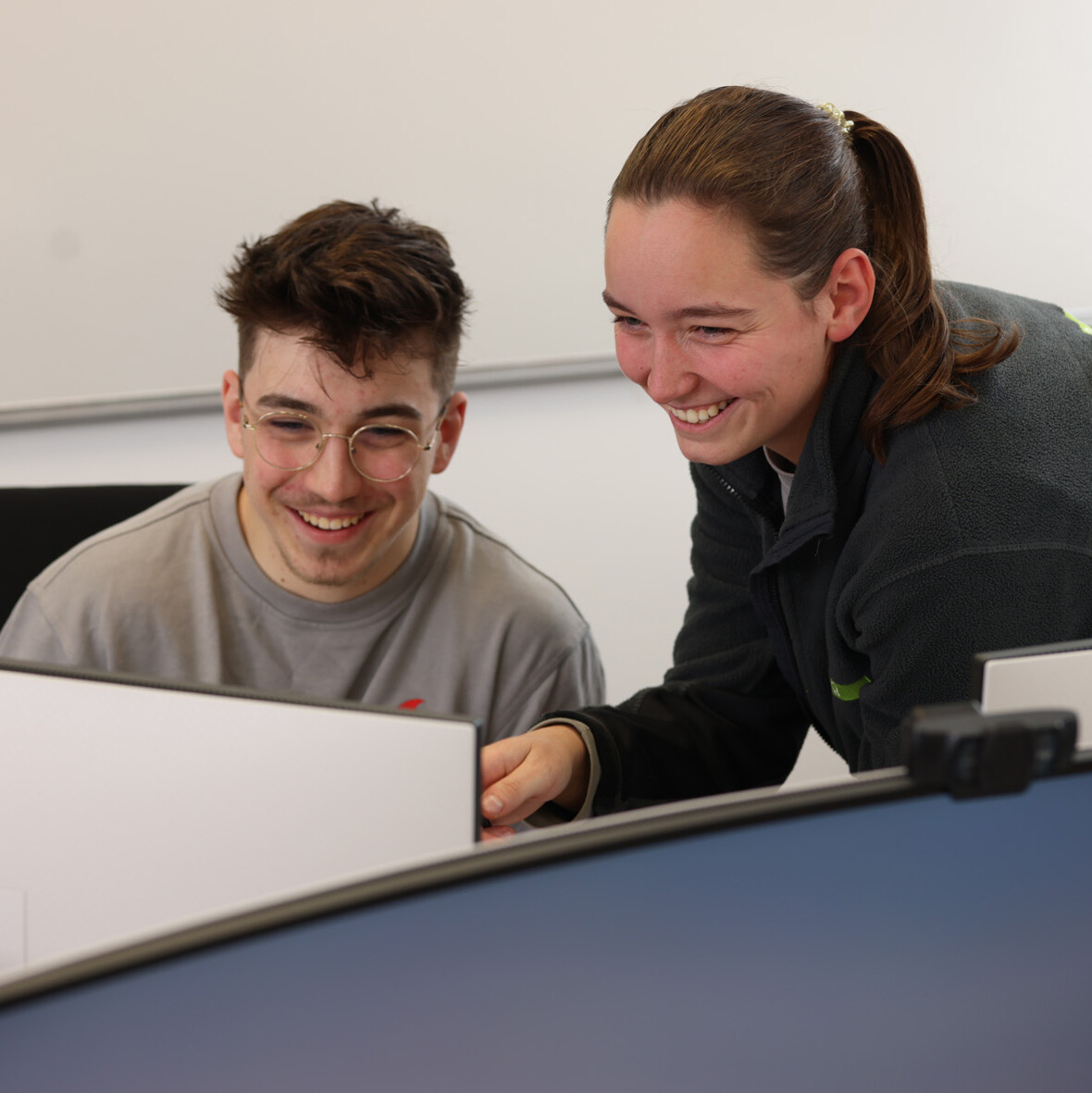 Auszubildender vor einem Schaltkasten