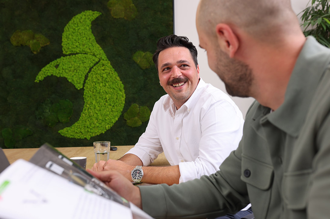 Unser Team Zwei Mitarbeitende arbeiten gemeinsam am Computer
