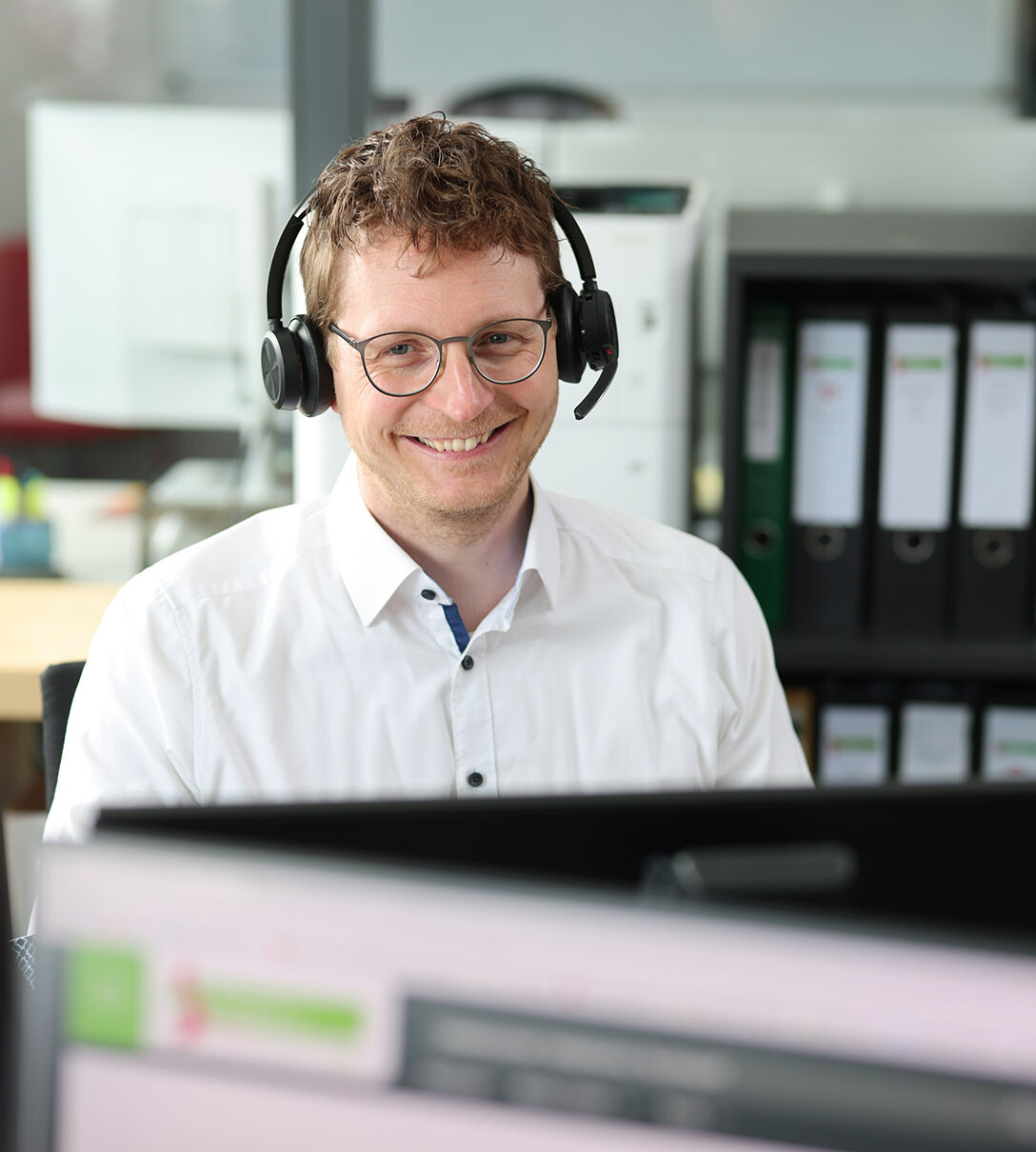 Mann arbeitet im Büro am Computer