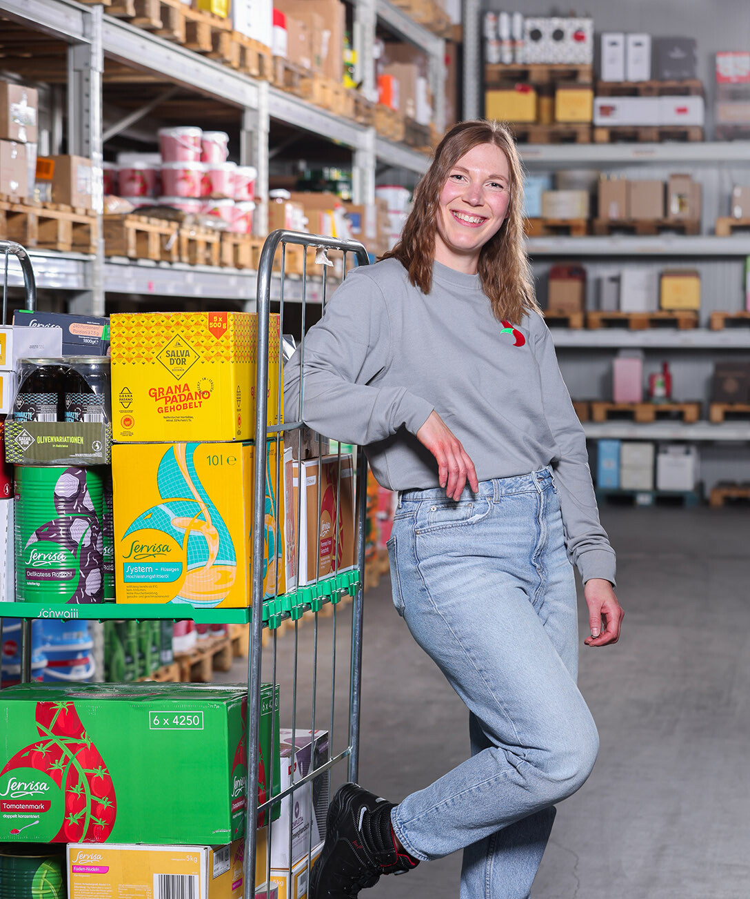 Auszubildender fährt Ameise im Lager