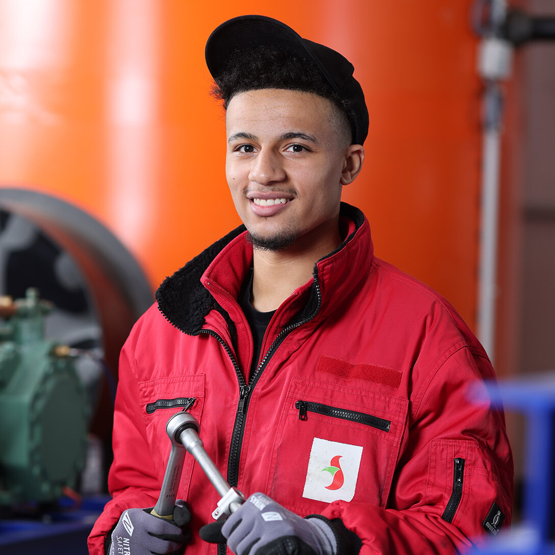 Technik Mann repariert Maschine in einer Werkstatt