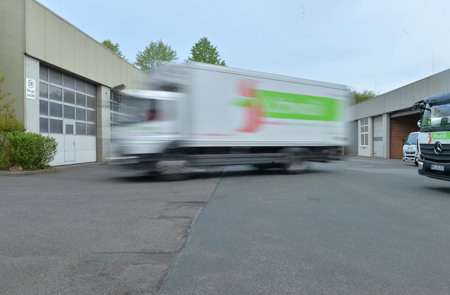 Wachsender, innovativer Lebensmittelgroßhandel LKW mit Service-Bund Logo