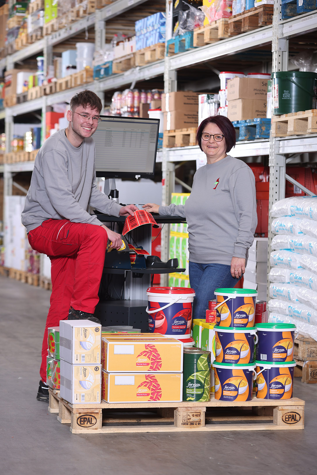 Lagerlogistik Auszubildender fährt Ameise im Lager
