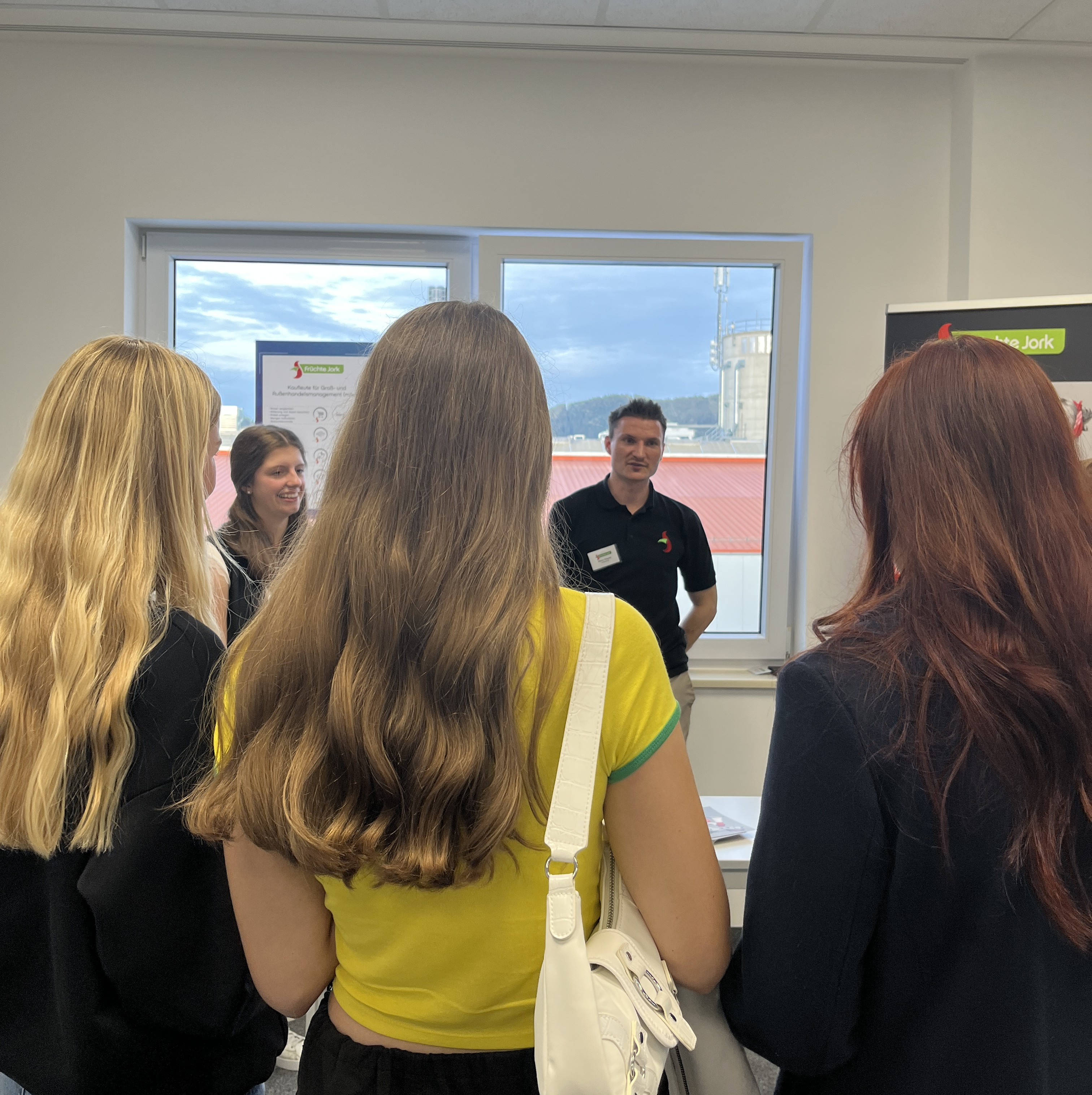 Interessierte informieren sich an der Nacht der Ausbildung