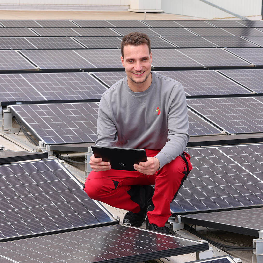 Weitere Bereiche Mitarbeiter umgeben von technischen Geräten