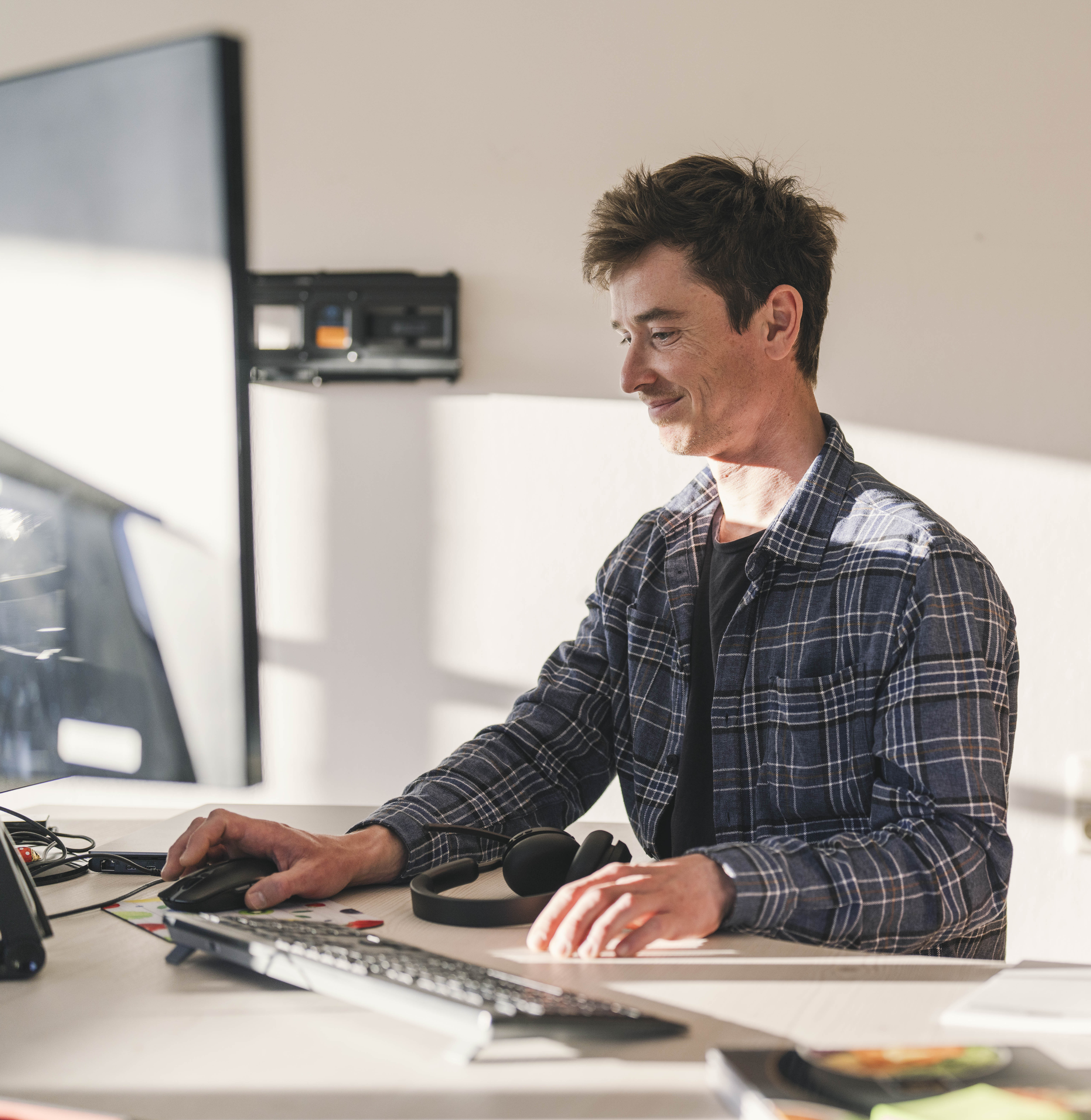 Mann und Auszubildende arbeiten am Computer