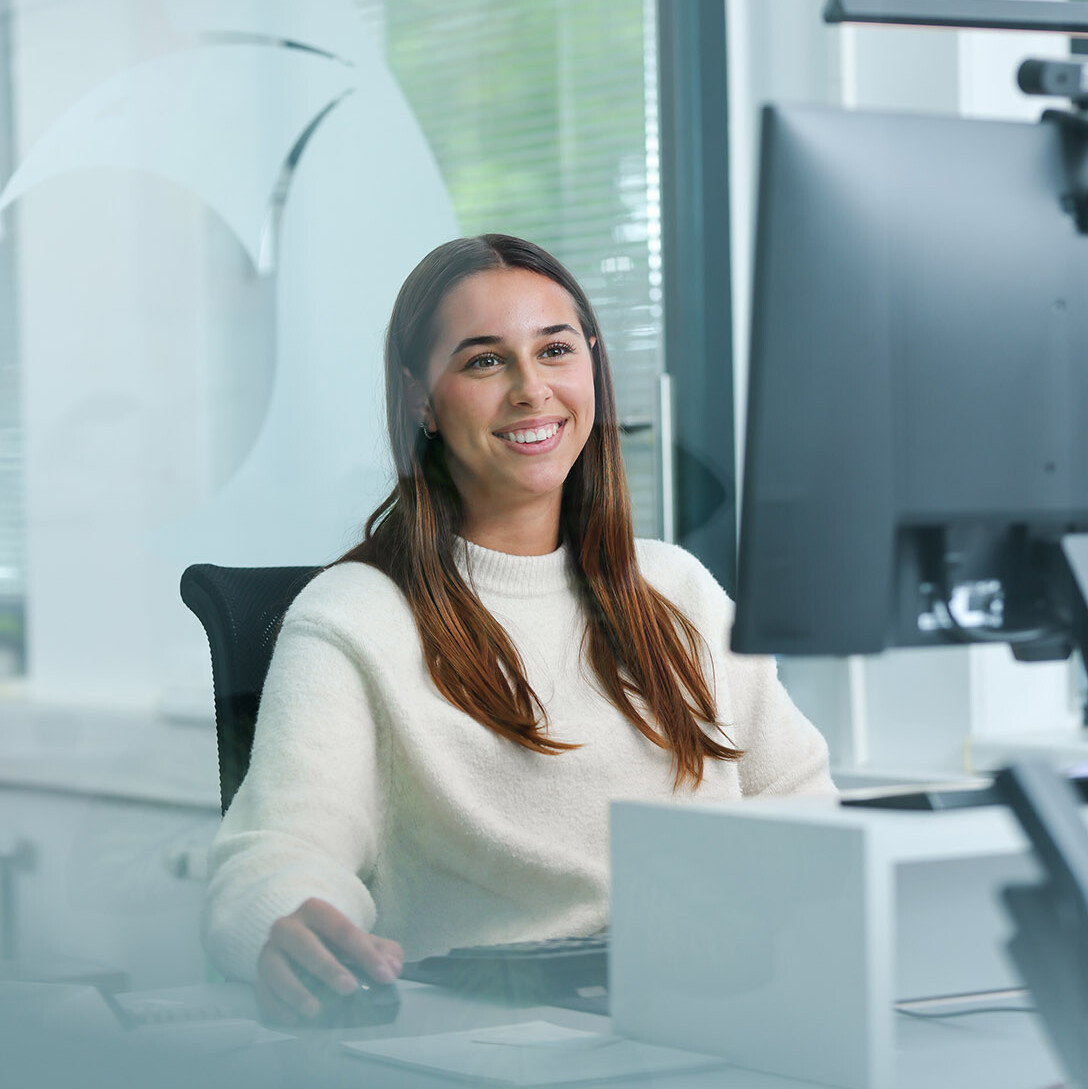 Ausbildung im Büromanagement Auszubildende arbeitet am Computer