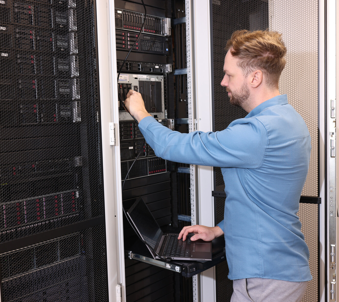 Auszubildender an einem Schaltkasten