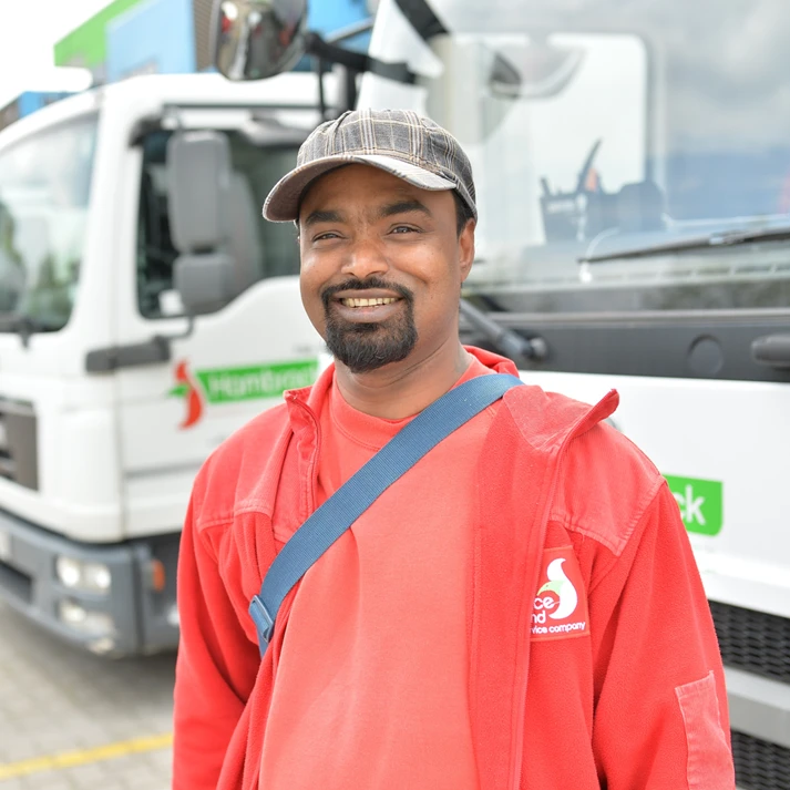 Mitarbeiter steht vor LKW
