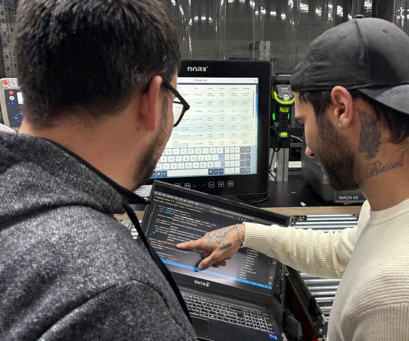 Auszubildender an einem Schaltkasten