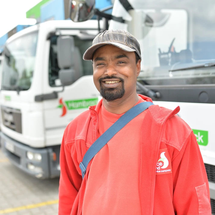 Mitarbeiter steht vor LKW