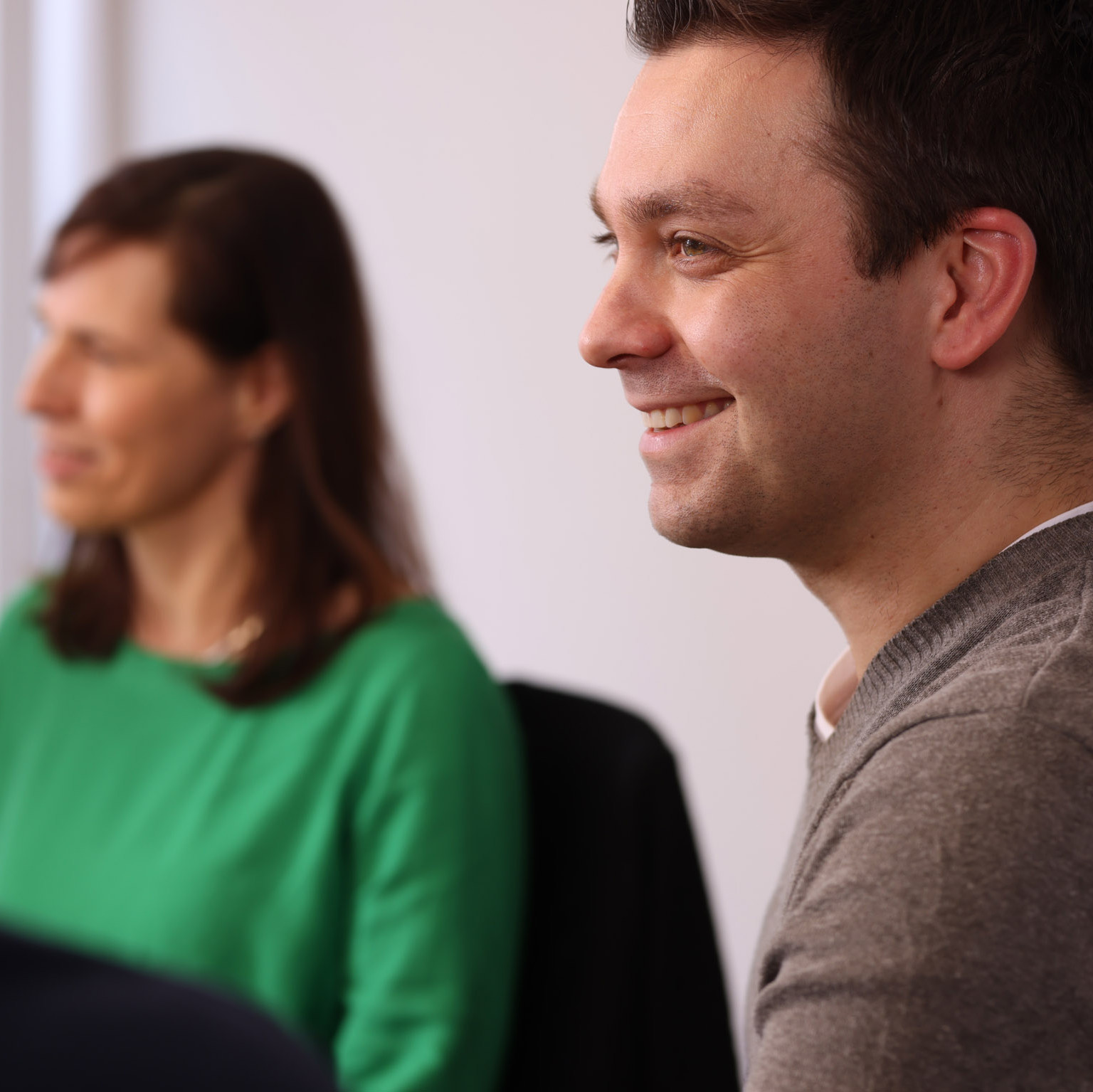 Wir als Arbeitgeber Mann und Frau arbeiten gemeinsam am Computer