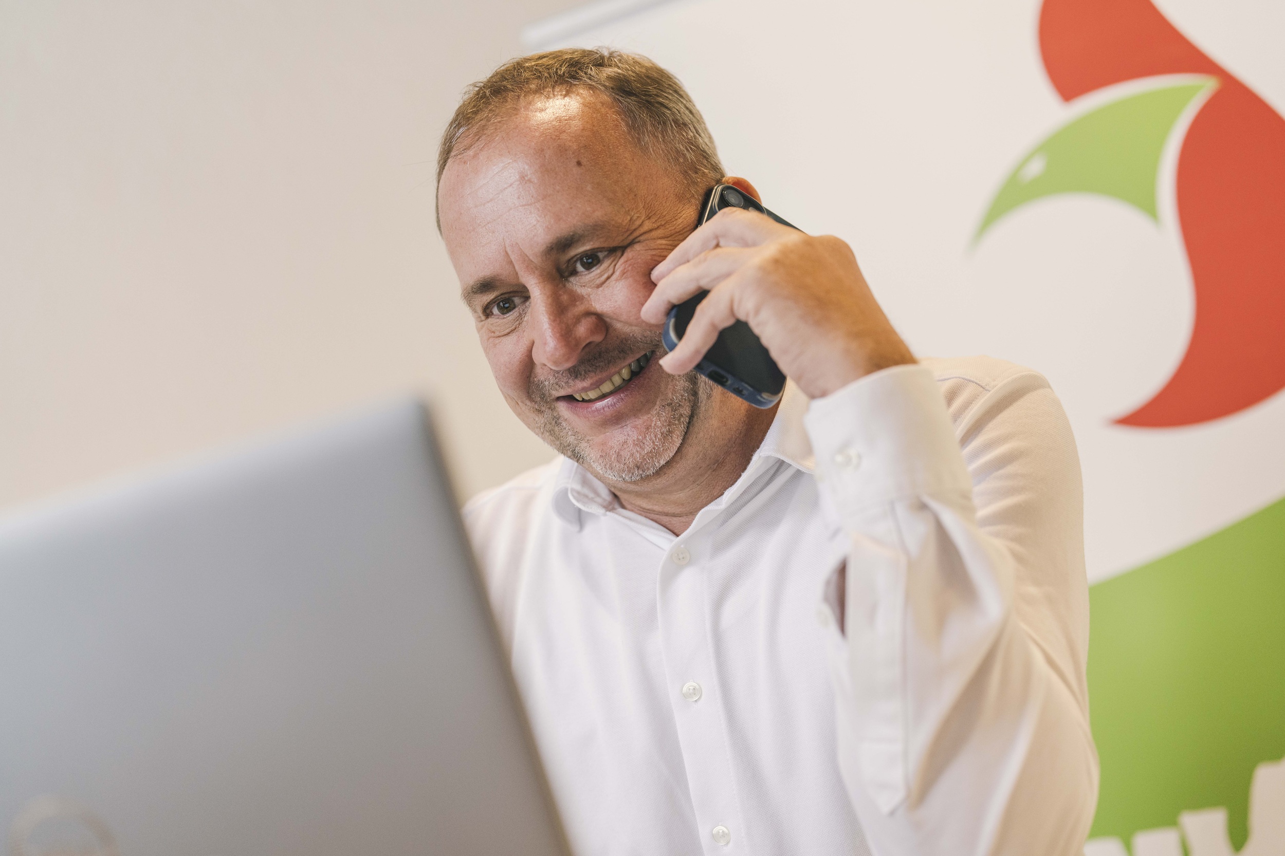 Hohe Entscheidungskompetenz IT-Mitarbeiter mit Headset vor dem Computer