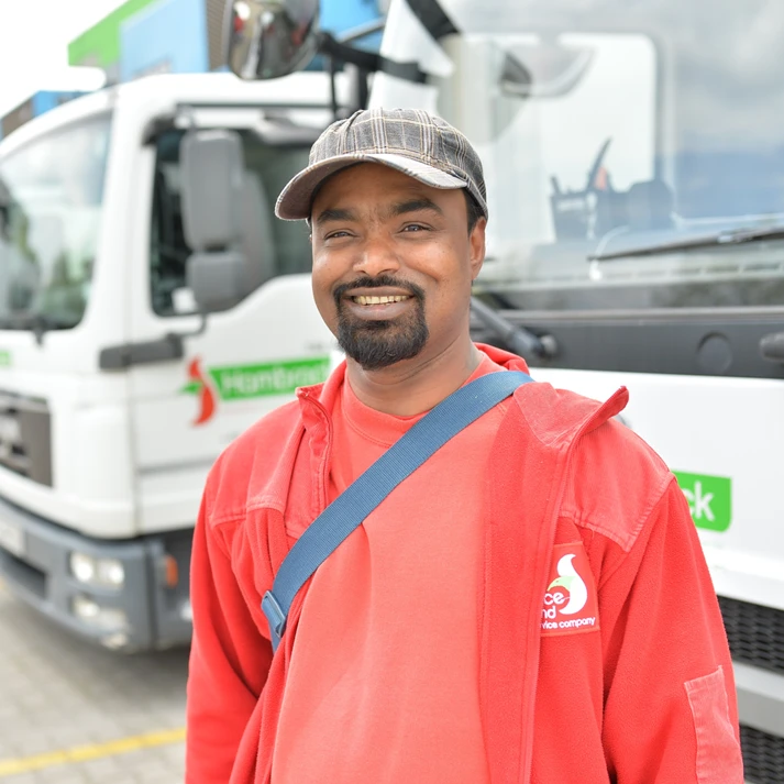 Mitarbeiter steht vor LKW