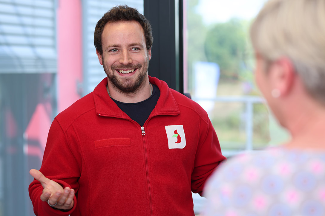 Zwei Kolleginnen lachend im Büro