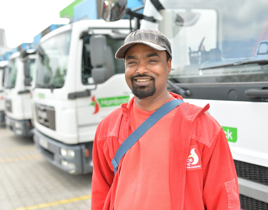 Mitarbeiter steht vor LKW