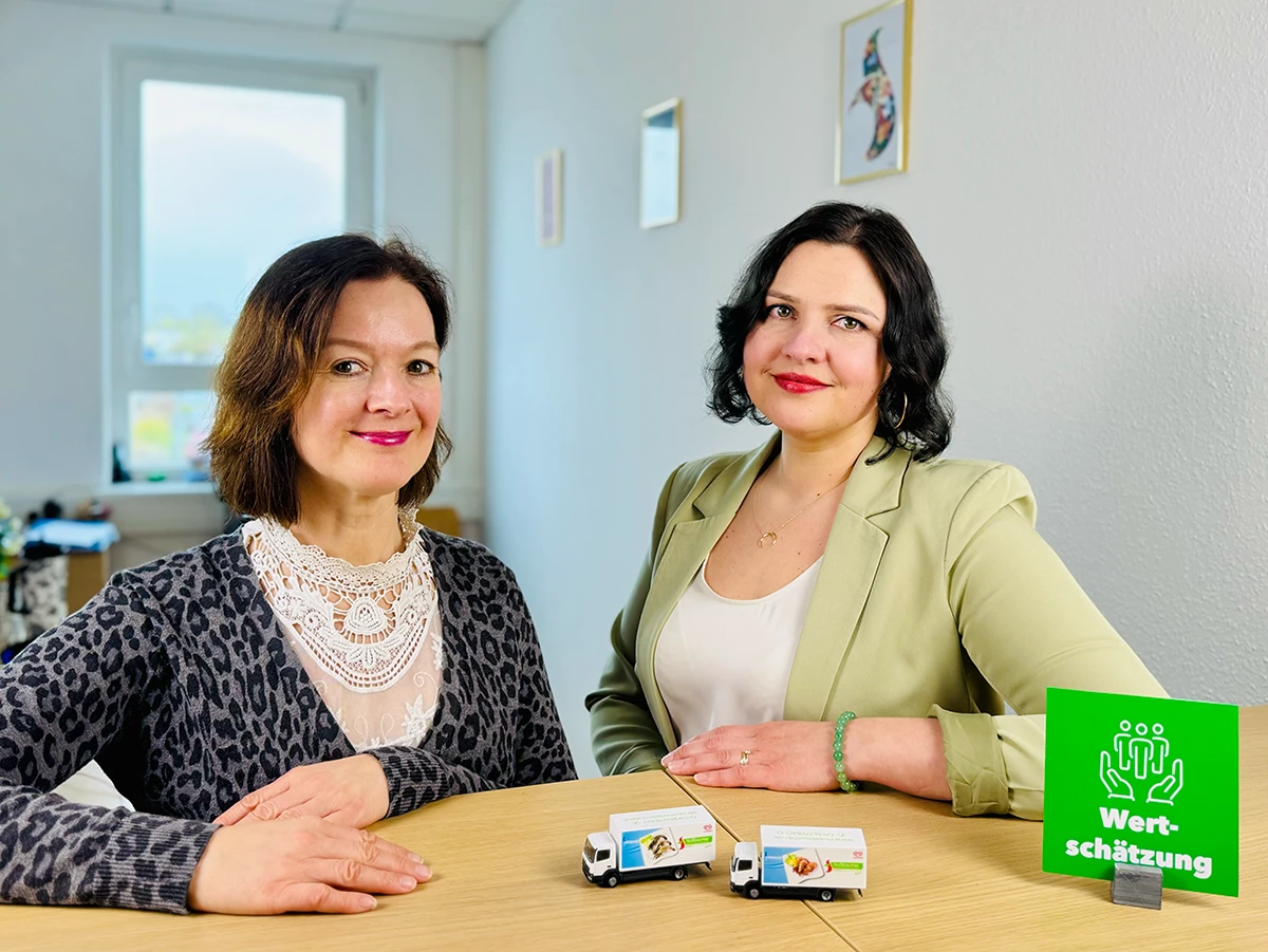 Was wir bieten Zwei Mitarbeitende arbeiten gemeinsam am Computer