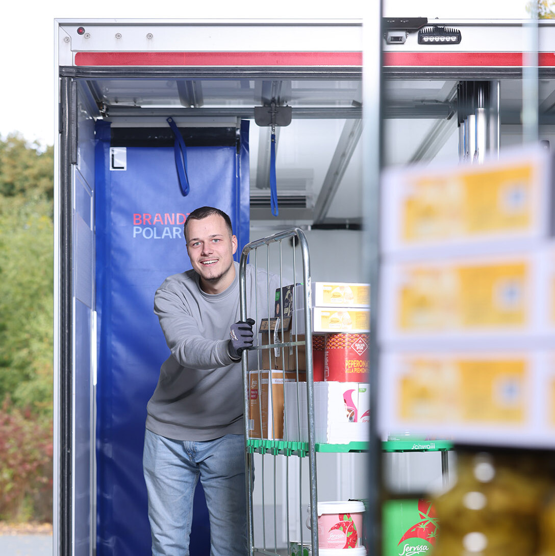 Initiativ bewerben Fahrer belädt LKW