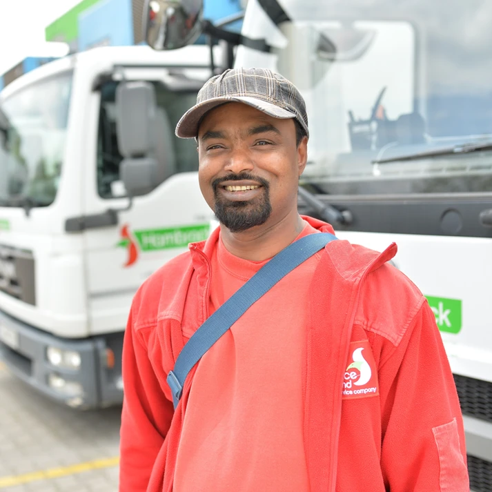 Mitarbeiter steht vor LKW