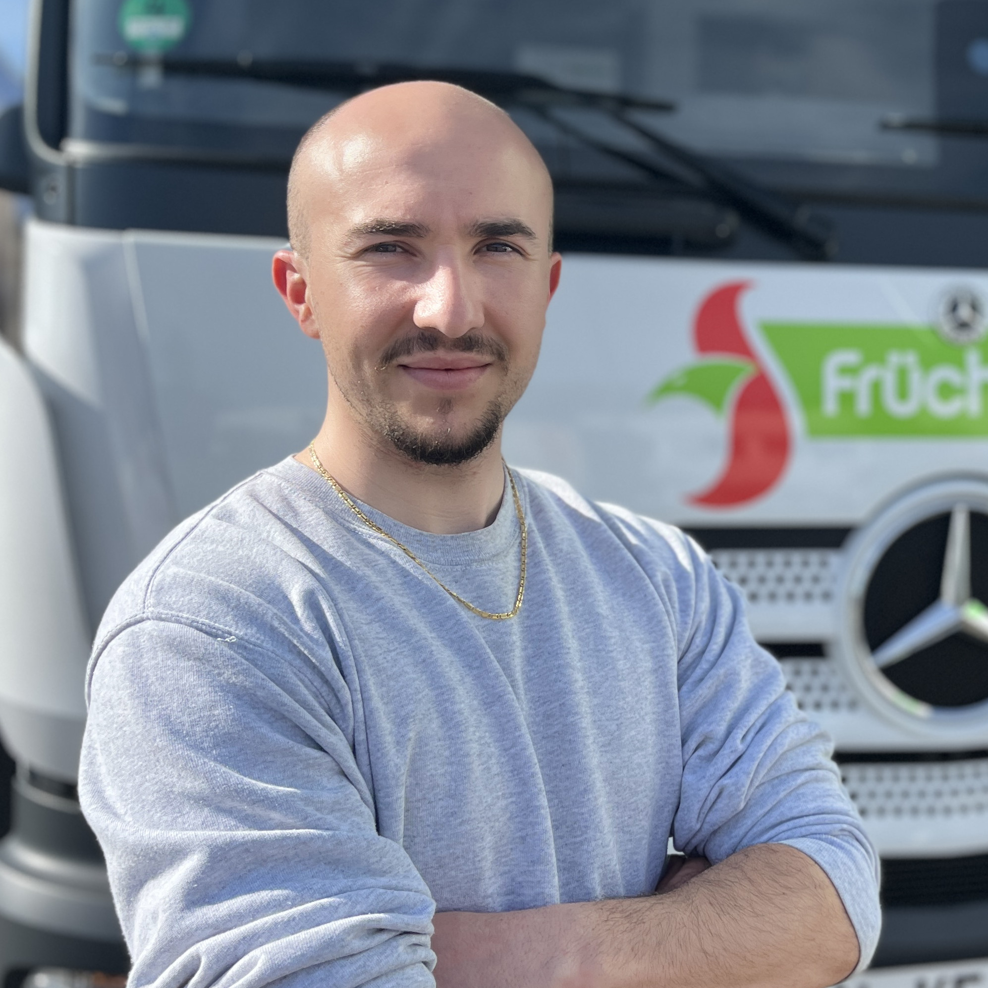 Fahrer steht vor dem LKW