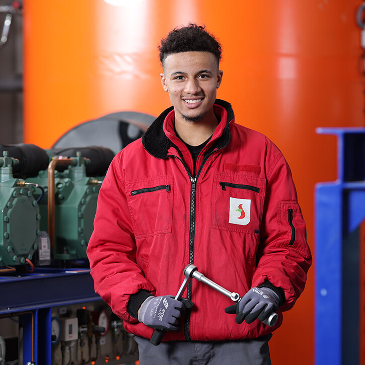 Ausbildung zum KFZ-Mechatroniker (m/w/d) Mitarbeiter erledigt Reparaturen in einer Werkstatt