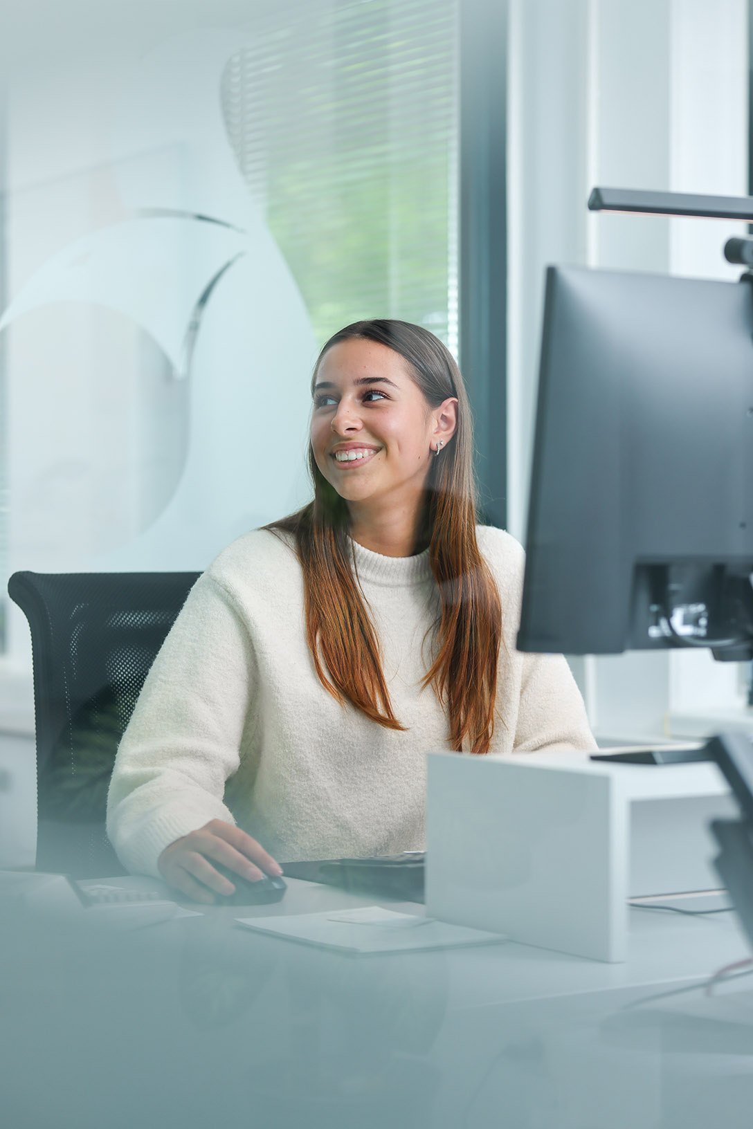 Groß- und Außenhandelsmanagement Zwei Auszubildende arbeiten gemeinsam am Computer