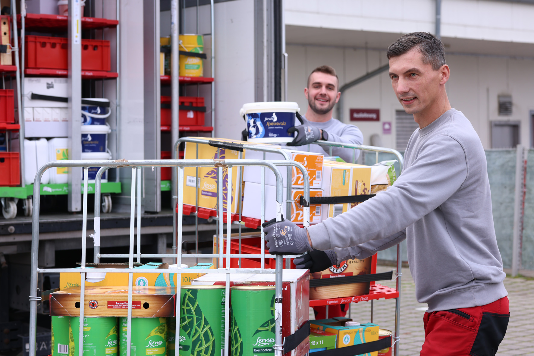 Auszubildende arbeiten gemeinsam in Lebensmitteleinzelhandel