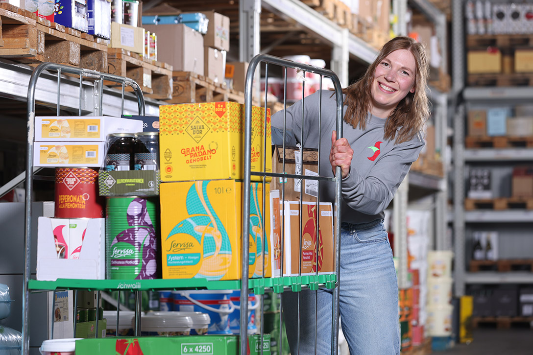 Unser Team Vier Mitarbeitende arbeiten gemeinsam an einem Projekt