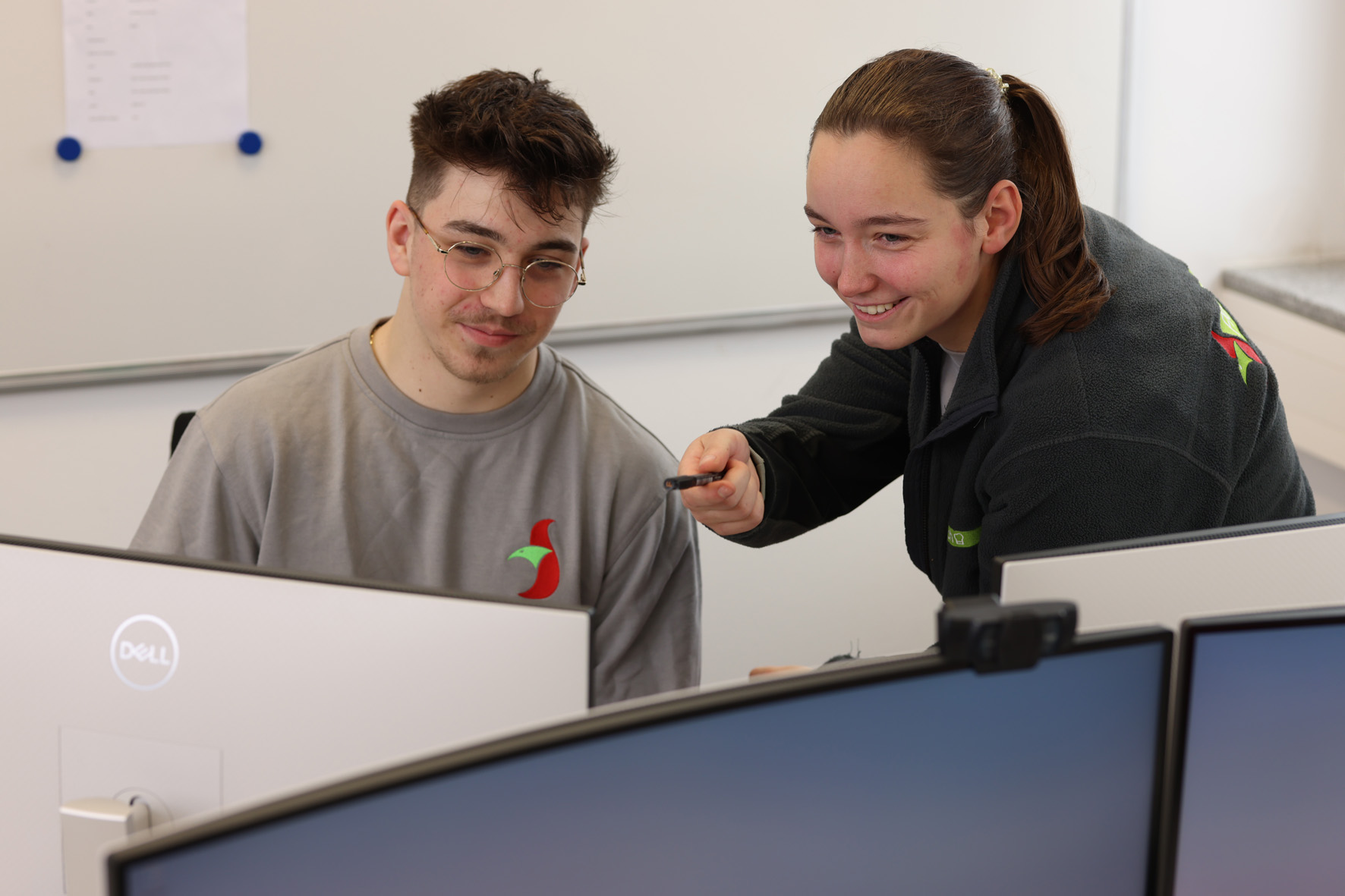 Auszubildende arbeiten gemeinsam am Computer