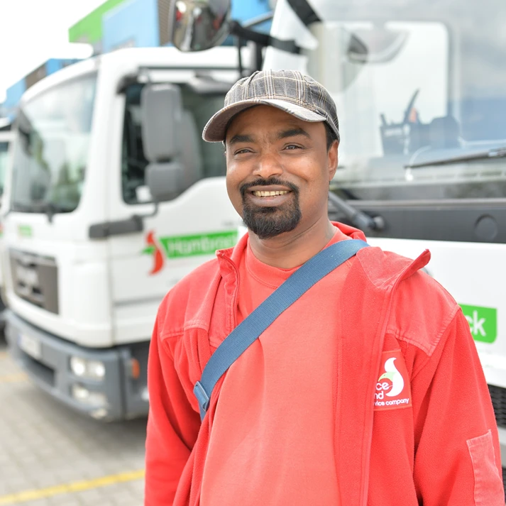 Auslieferung Mitarbeiter vor einem LKW-Fuhrpark