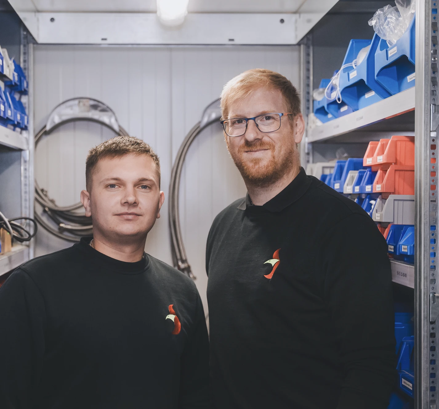 Spaß durch Teamarbeit Mitarbeitende besprechen sich im Lager