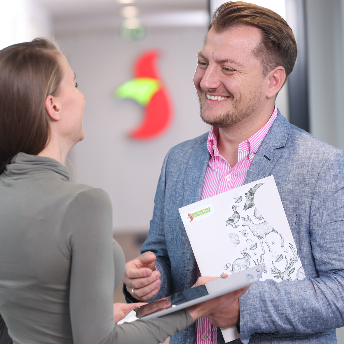 Mann und Frau arbeiten gemeinsam am Computer