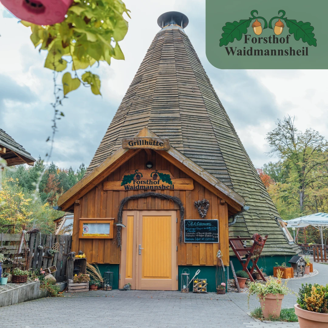 Außenaufnahme der spitzen Grillhütte als Hauptgebäude des Forsthof Waidmannsheil 